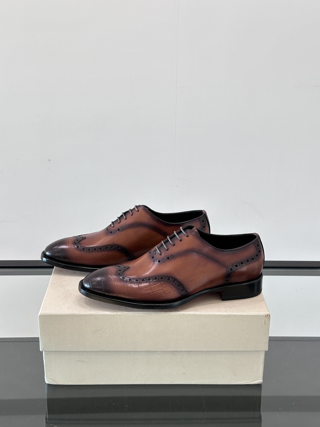Santoni/圣东尼 意大利男士手工小牛皮真皮大底正装皮鞋，这个意大利纯手工鞋履品牌的每一双鞋设计简洁