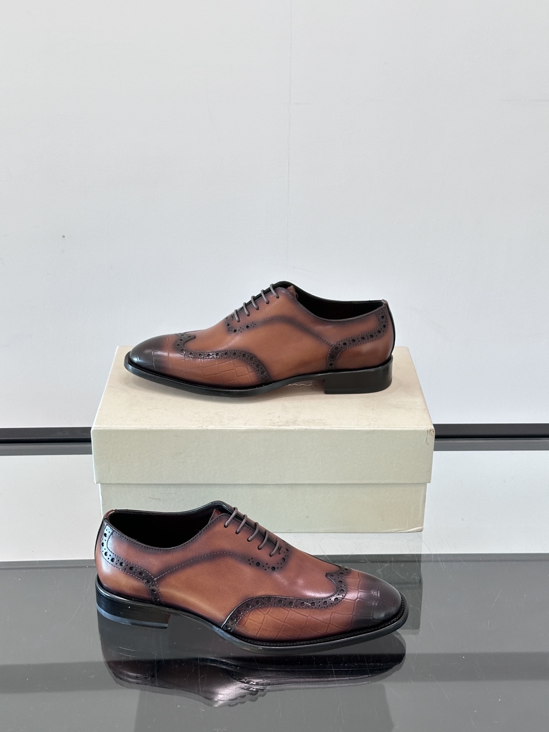 Santoni/圣东尼 意大利男士手工小牛皮真皮大底正装皮鞋，这个意大利纯手工鞋履品牌的每一双鞋设计简洁
