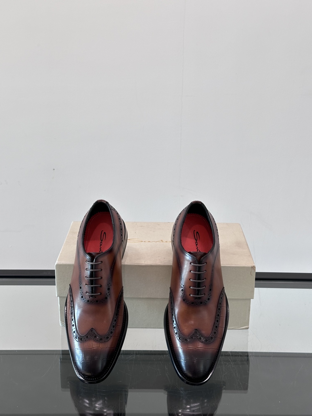 Santoni/圣东尼 意大利男士手工小牛皮真皮大底正装皮鞋，这个意大利纯手工鞋履品牌的每一双鞋设计简洁