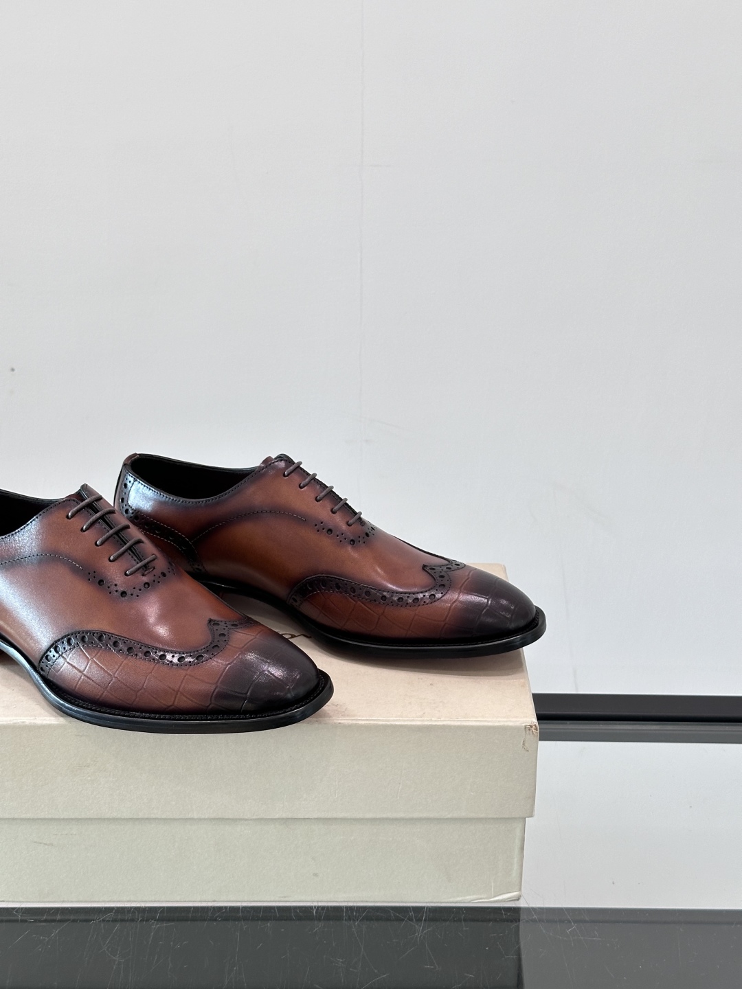 Santoni/圣东尼 意大利男士手工小牛皮真皮大底正装皮鞋，这个意大利纯手工鞋履品牌的每一双鞋设计简洁