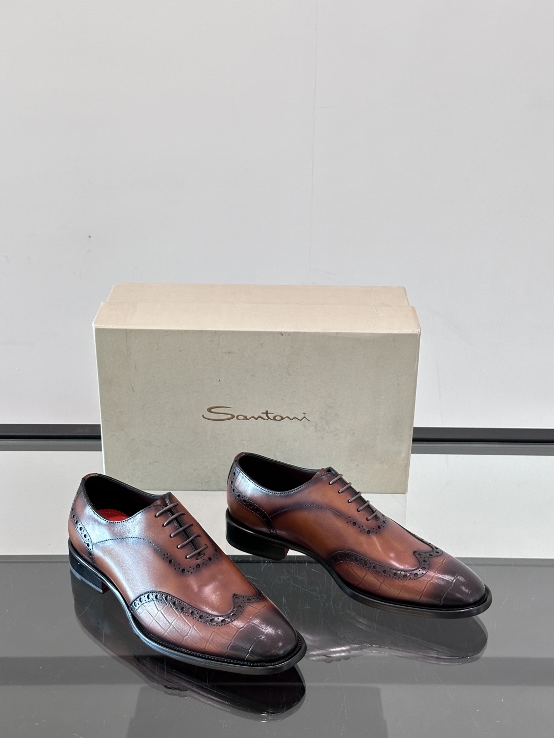 Santoni/圣东尼 意大利男士手工小牛皮真皮大底正装皮鞋，这个意大利纯手工鞋履品牌的每一双鞋设计简洁