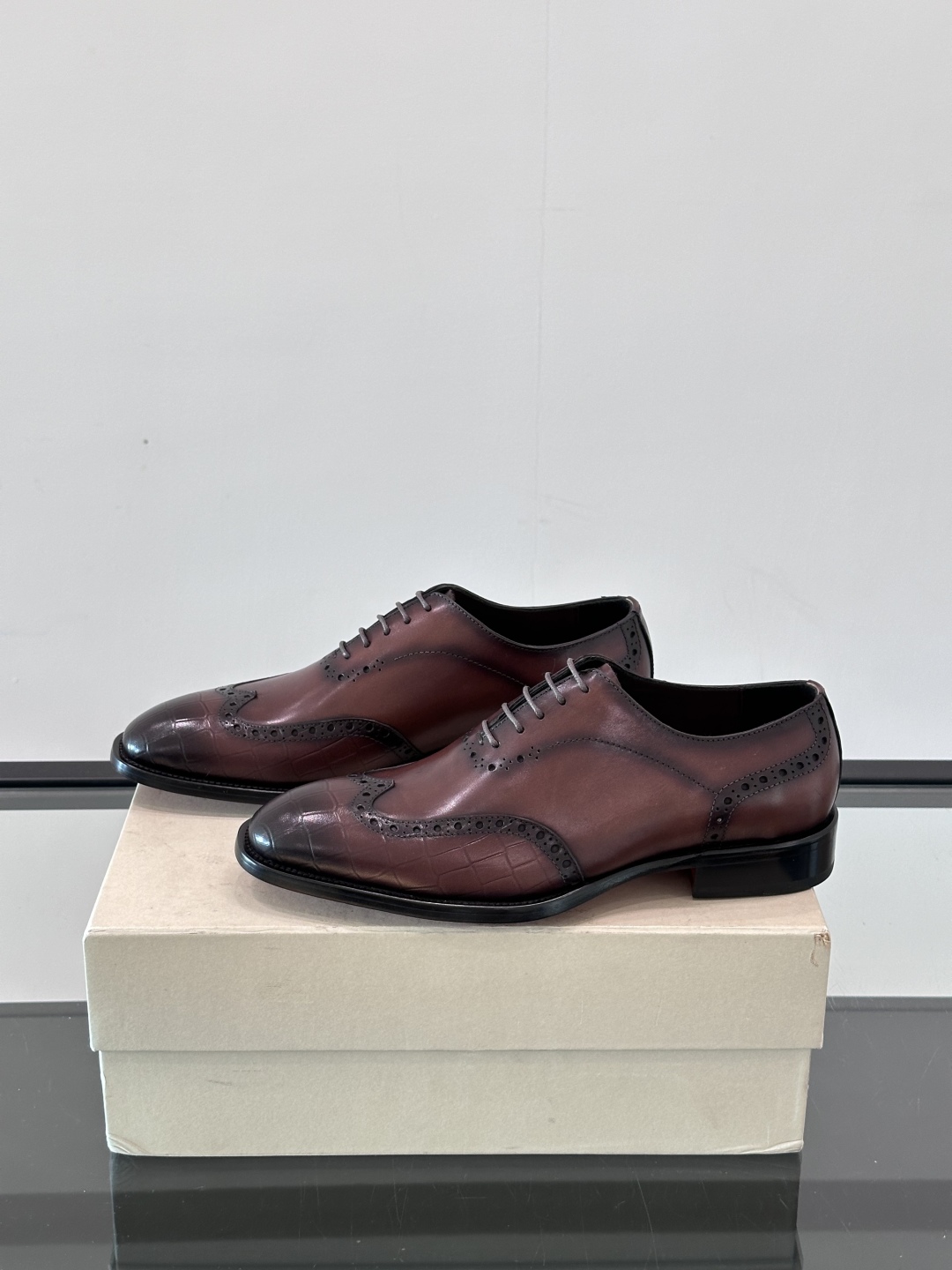 Santoni/圣东尼 意大利男士手工小牛皮真皮大底正装皮鞋，这个意大利纯手工鞋履品牌的每一双鞋设计简洁