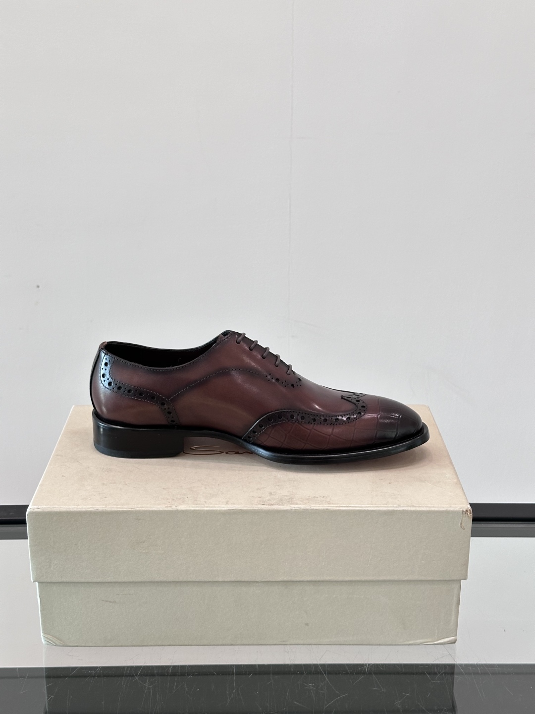 Santoni/圣东尼 意大利男士手工小牛皮真皮大底正装皮鞋，这个意大利纯手工鞋履品牌的每一双鞋设计简洁