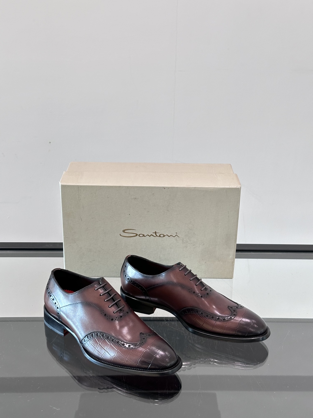 Santoni/圣东尼 意大利男士手工小牛皮真皮大底正装皮鞋，这个意大利纯手工鞋履品牌的每一双鞋设计简洁