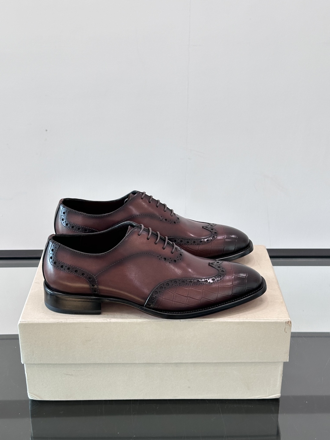 Santoni/圣东尼 意大利男士手工小牛皮真皮大底正装皮鞋，这个意大利纯手工鞋履品牌的每一双鞋设计简洁