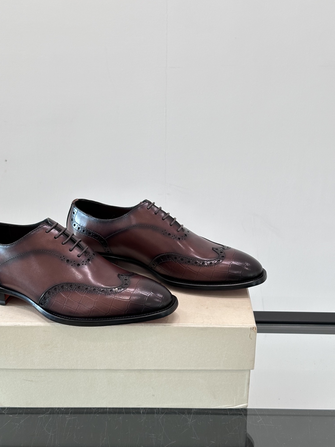 Santoni/圣东尼 意大利男士手工小牛皮真皮大底正装皮鞋，这个意大利纯手工鞋履品牌的每一双鞋设计简洁