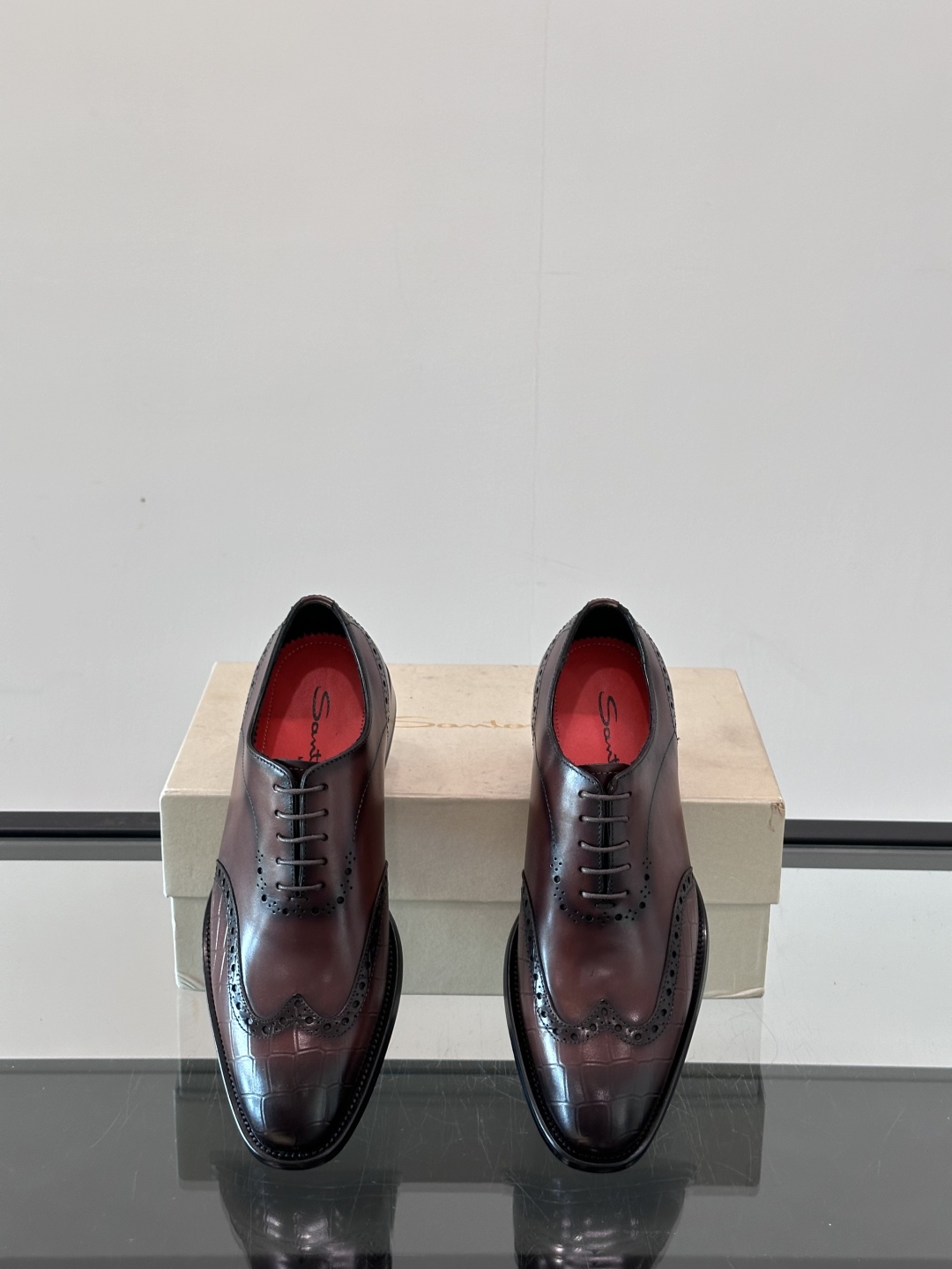 Santoni/圣东尼 意大利男士手工小牛皮真皮大底正装皮鞋，这个意大利纯手工鞋履品牌的每一双鞋设计简洁