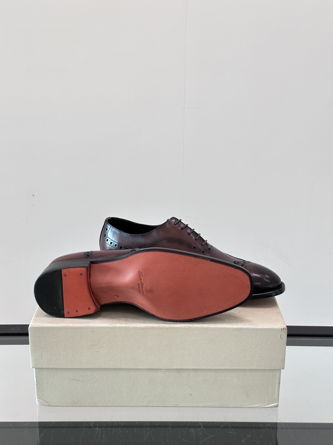 Santoni/圣东尼 意大利男士手工小牛皮真皮大底正装皮鞋，这个意大利纯手工鞋履品牌的每一双鞋设计简洁