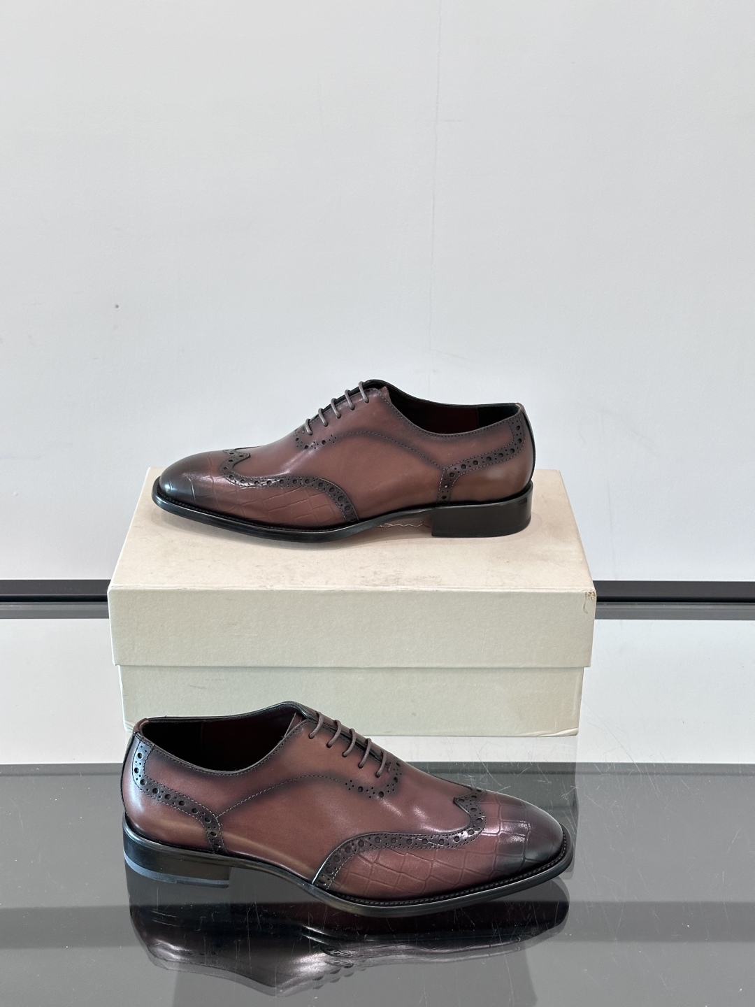 Santoni/圣东尼 意大利男士手工小牛皮真皮大底正装皮鞋，这个意大利纯手工鞋履品牌的每一双鞋设计简洁