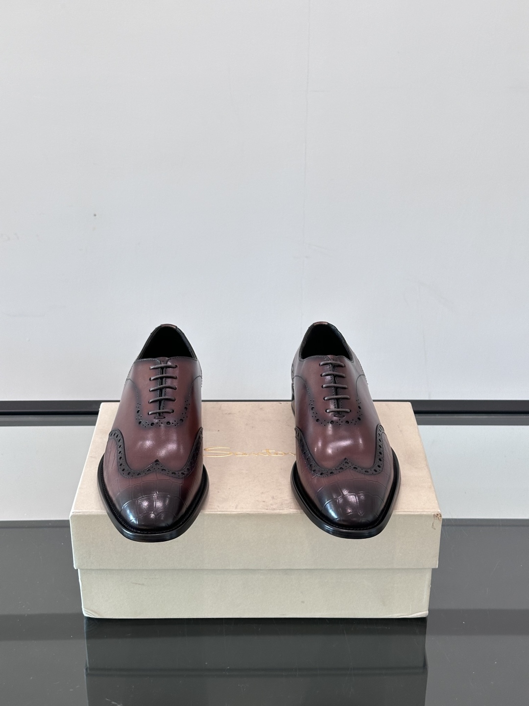 Santoni/圣东尼 意大利男士手工小牛皮真皮大底正装皮鞋，这个意大利纯手工鞋履品牌的每一双鞋设计简洁