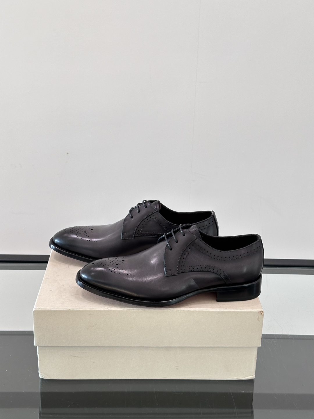 Santoni/圣东尼 意大利男士手工小牛皮真皮大底正装皮鞋，这个意大利纯手工鞋履品牌的每一双鞋设计简洁