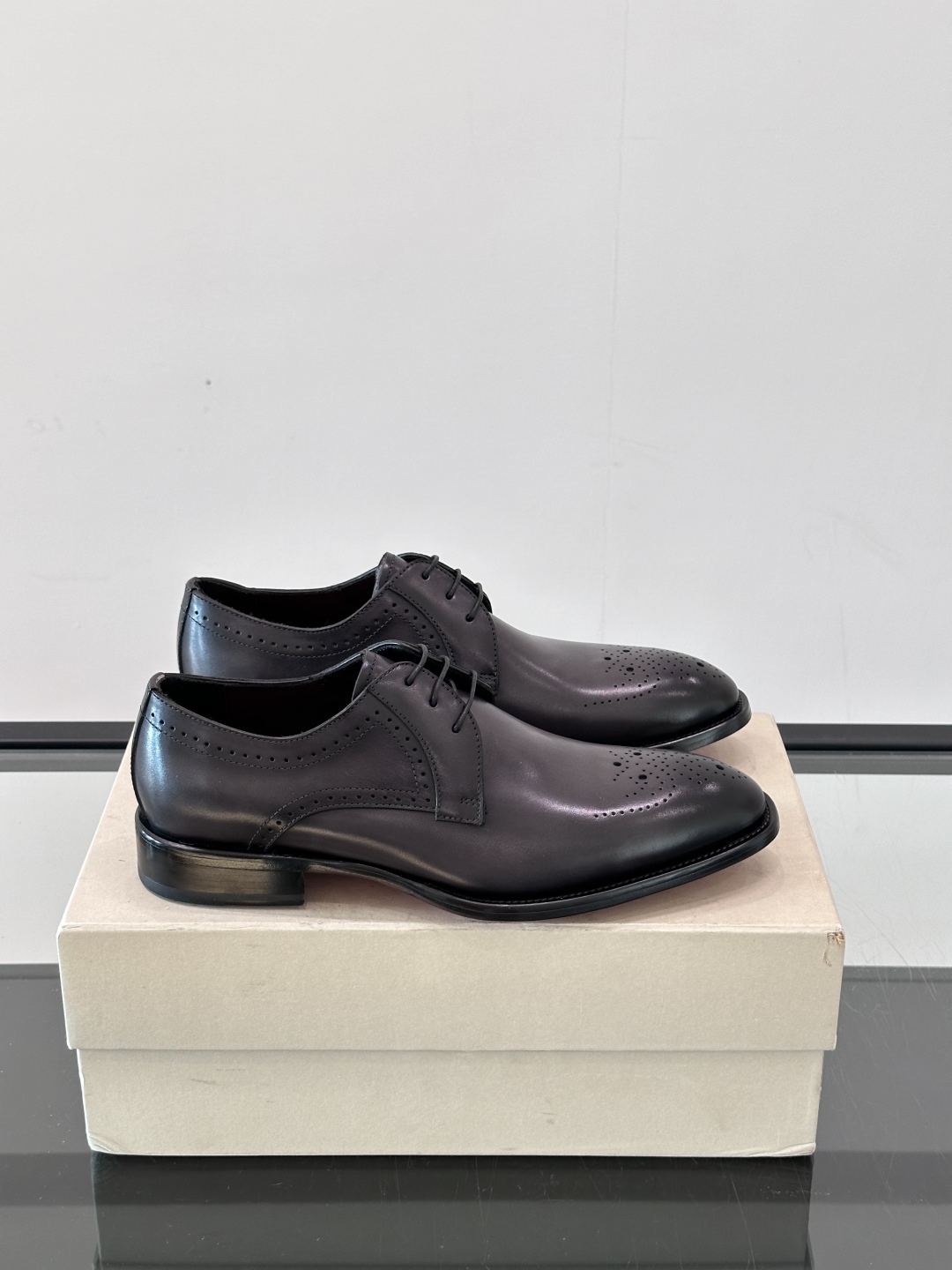Santoni/圣东尼 意大利男士手工小牛皮真皮大底正装皮鞋，这个意大利纯手工鞋履品牌的每一双鞋设计简洁
