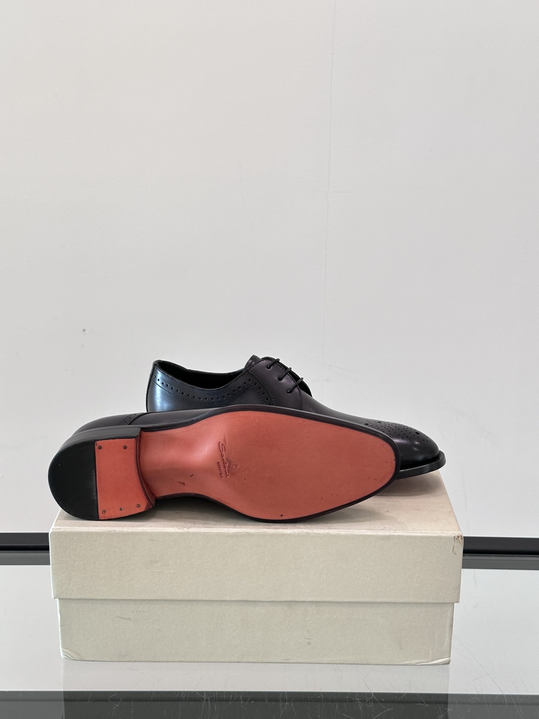 Santoni/圣东尼 意大利男士手工小牛皮真皮大底正装皮鞋，这个意大利纯手工鞋履品牌的每一双鞋设计简洁