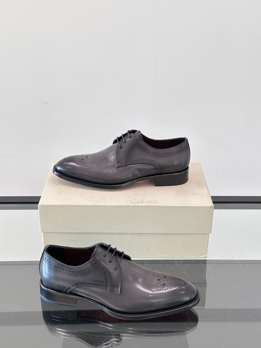 Santoni/圣东尼 意大利男士手工小牛皮真皮大底正装皮鞋，这个意大利纯手工鞋履品牌的每一双鞋设计简洁