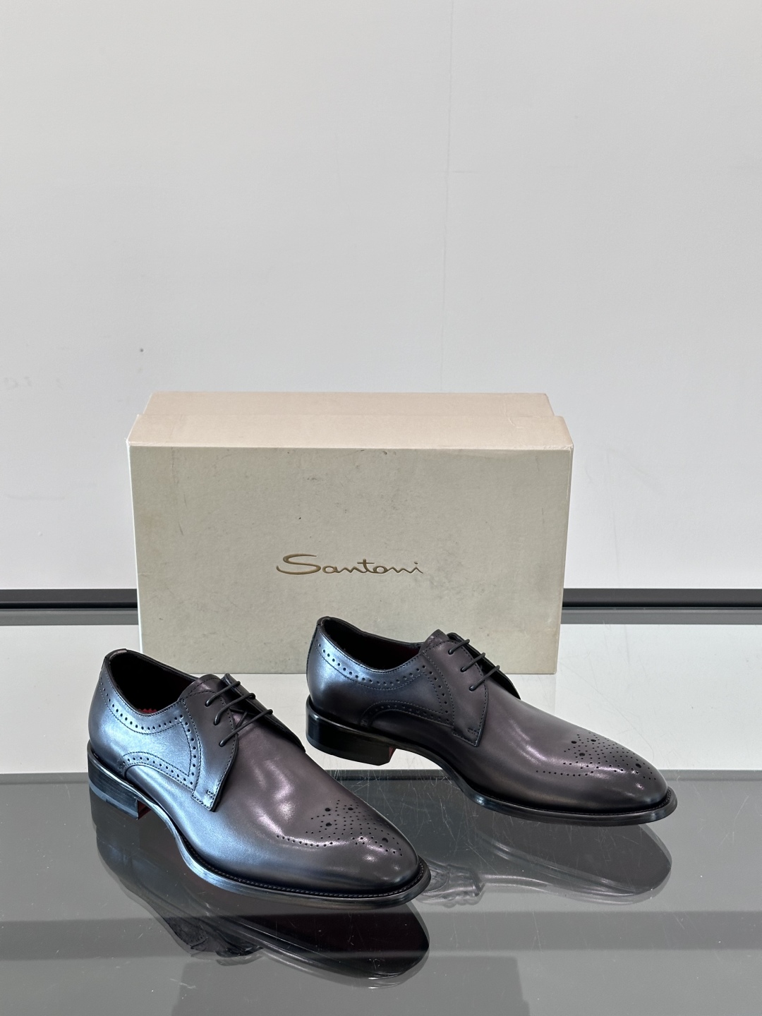Santoni/圣东尼 意大利男士手工小牛皮真皮大底正装皮鞋，这个意大利纯手工鞋履品牌的每一双鞋设计简洁
