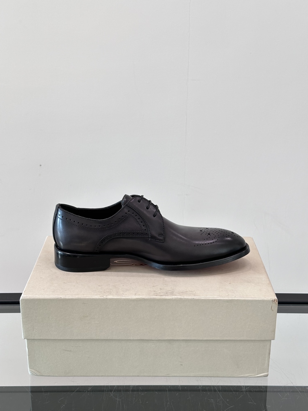 Santoni/圣东尼 意大利男士手工小牛皮真皮大底正装皮鞋，这个意大利纯手工鞋履品牌的每一双鞋设计简洁