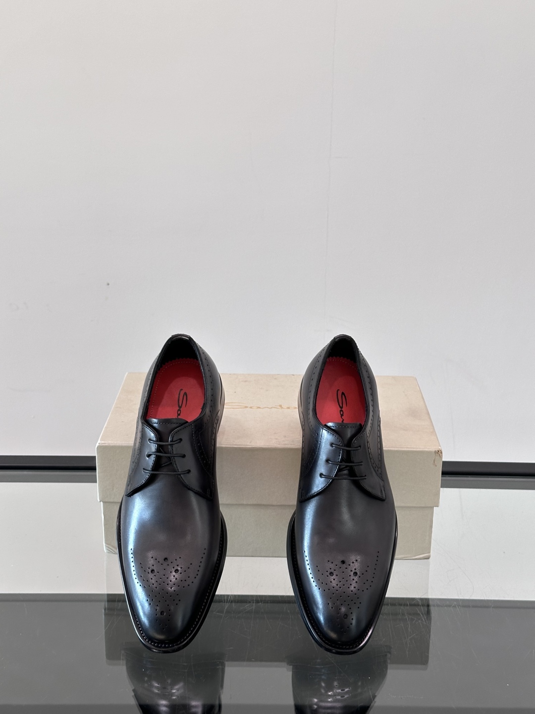 Santoni/圣东尼 意大利男士手工小牛皮真皮大底正装皮鞋，这个意大利纯手工鞋履品牌的每一双鞋设计简洁