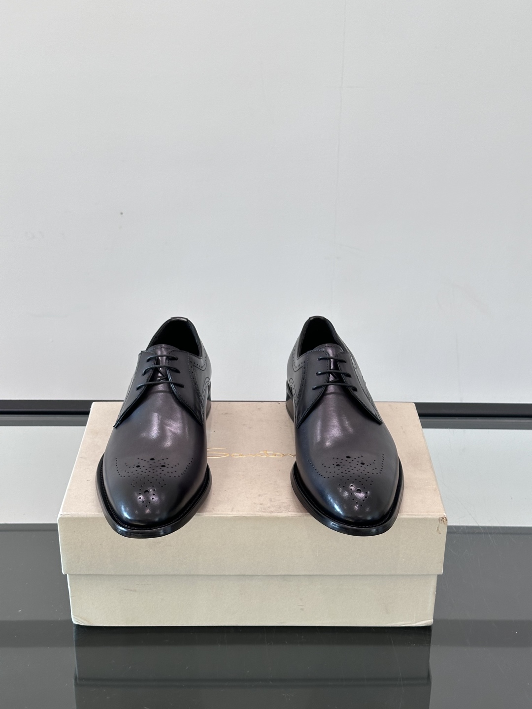 Santoni/圣东尼 意大利男士手工小牛皮真皮大底正装皮鞋，这个意大利纯手工鞋履品牌的每一双鞋设计简洁