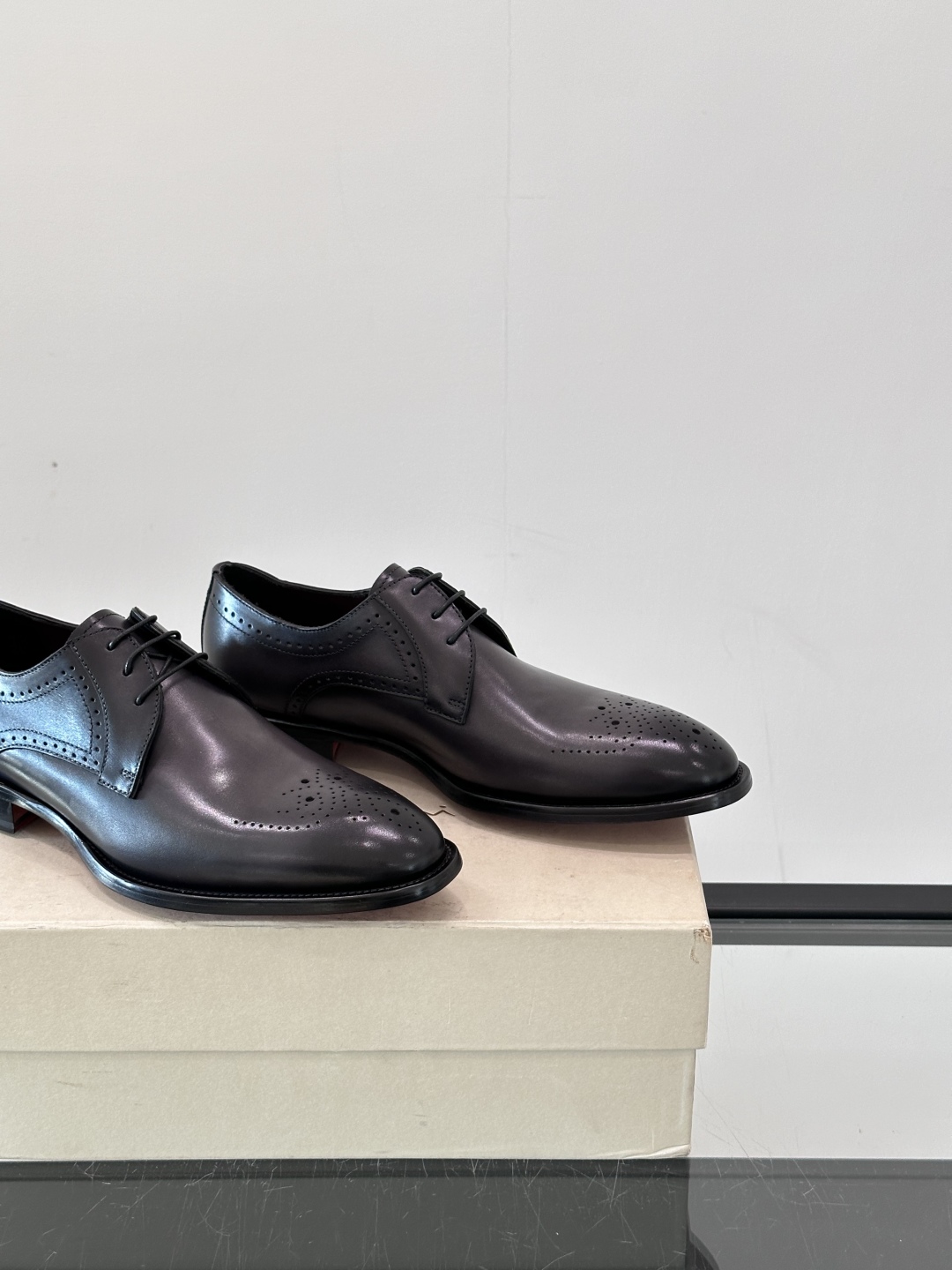 Santoni/圣东尼 意大利男士手工小牛皮真皮大底正装皮鞋，这个意大利纯手工鞋履品牌的每一双鞋设计简洁
