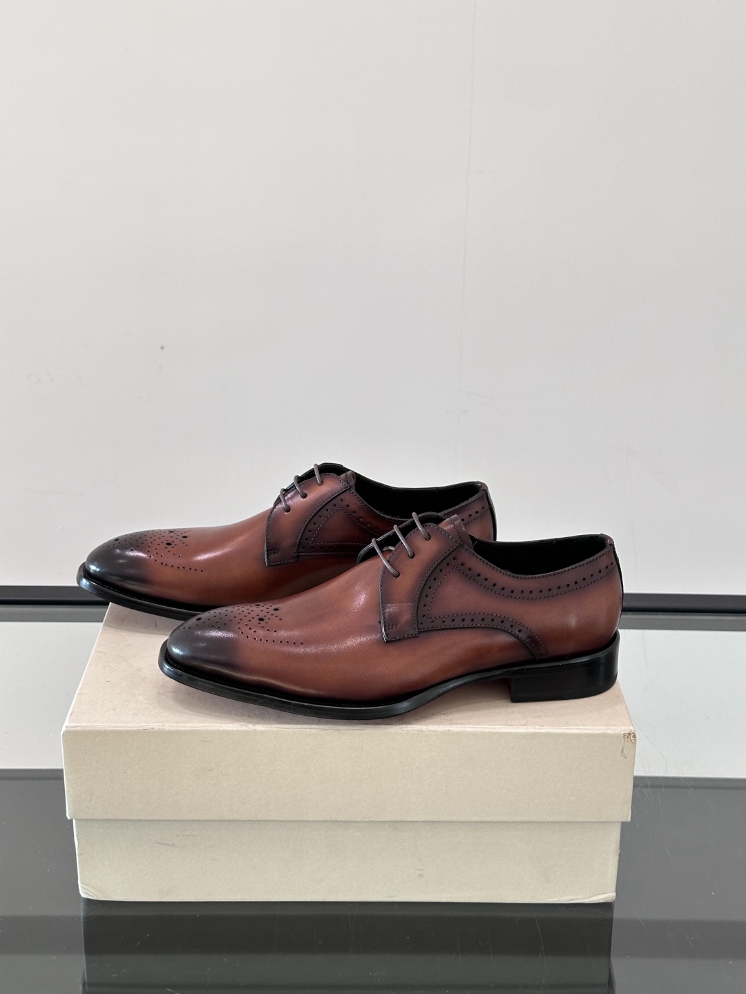Santoni/圣东尼 意大利男士手工小牛皮真皮大底正装皮鞋，这个意大利纯手工鞋履品牌的每一双鞋设计简洁