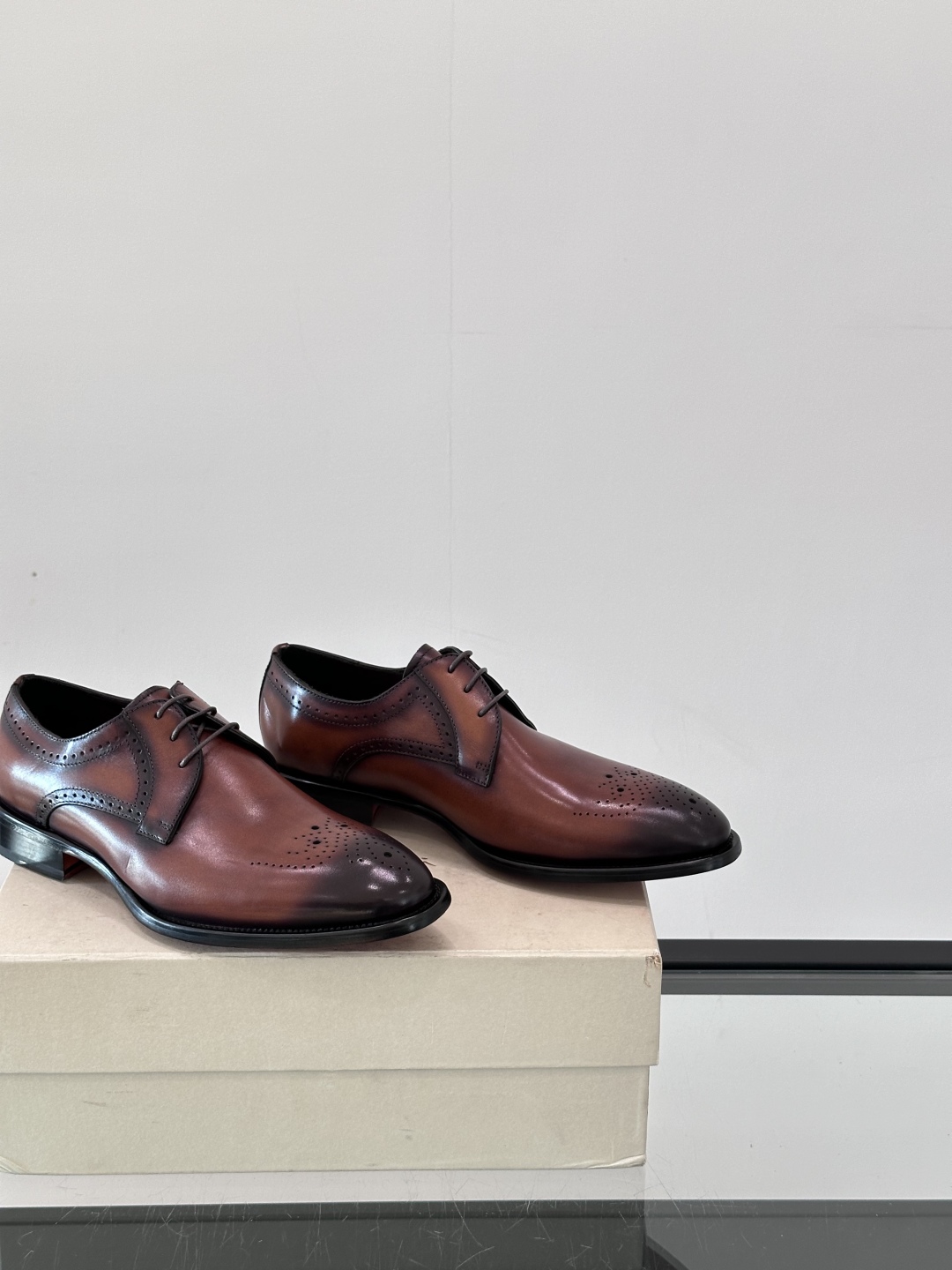 Santoni/圣东尼 意大利男士手工小牛皮真皮大底正装皮鞋，这个意大利纯手工鞋履品牌的每一双鞋设计简洁