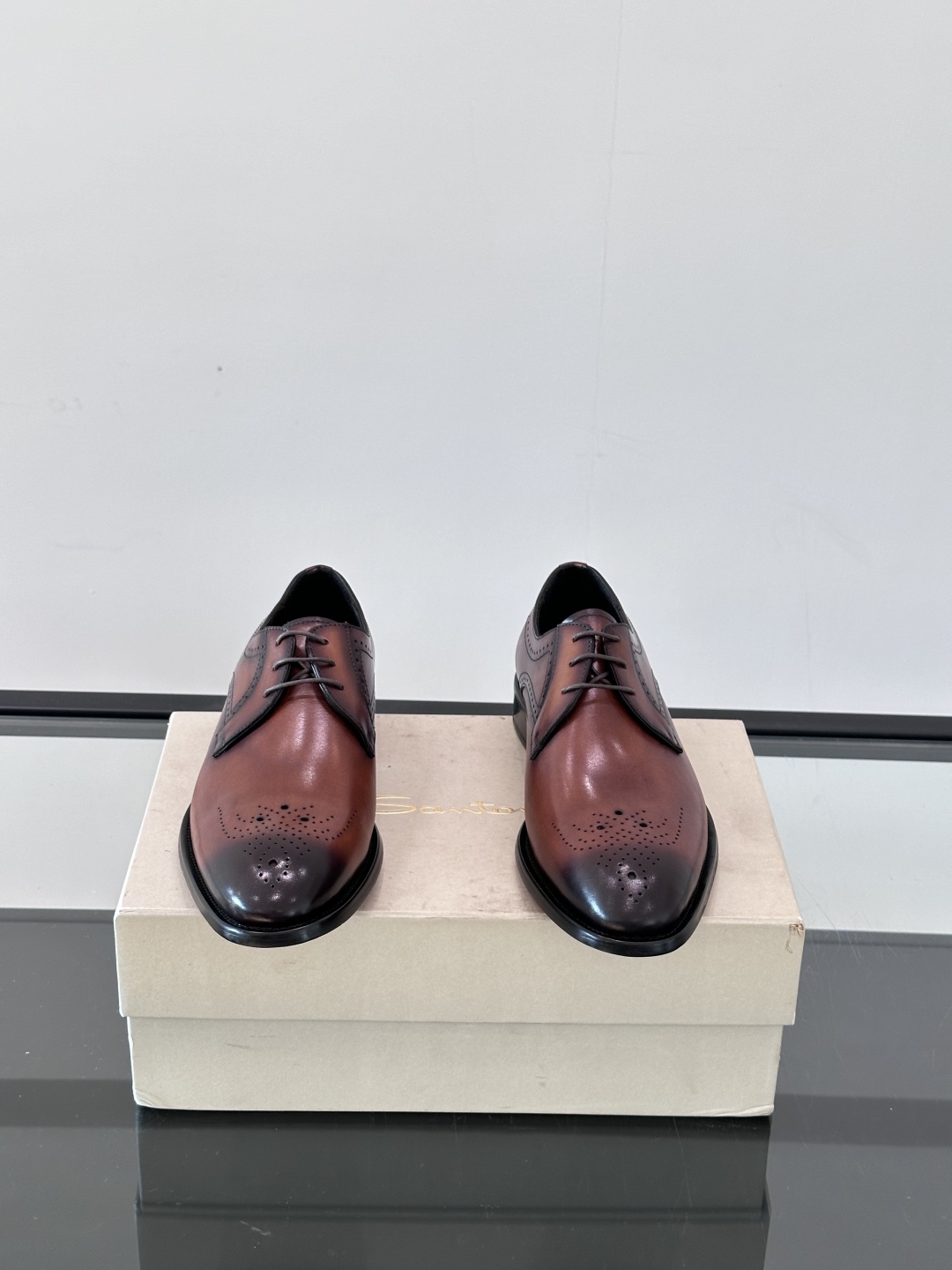 Santoni/圣东尼 意大利男士手工小牛皮真皮大底正装皮鞋，这个意大利纯手工鞋履品牌的每一双鞋设计简洁