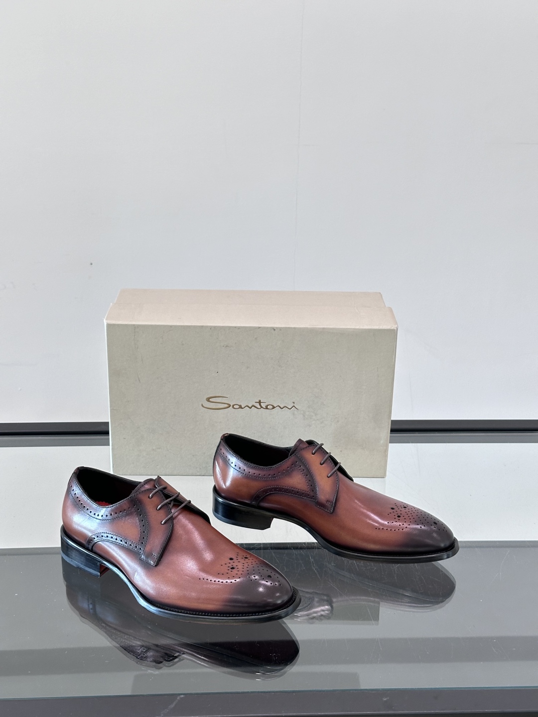 Santoni/圣东尼 意大利男士手工小牛皮真皮大底正装皮鞋，这个意大利纯手工鞋履品牌的每一双鞋设计简洁