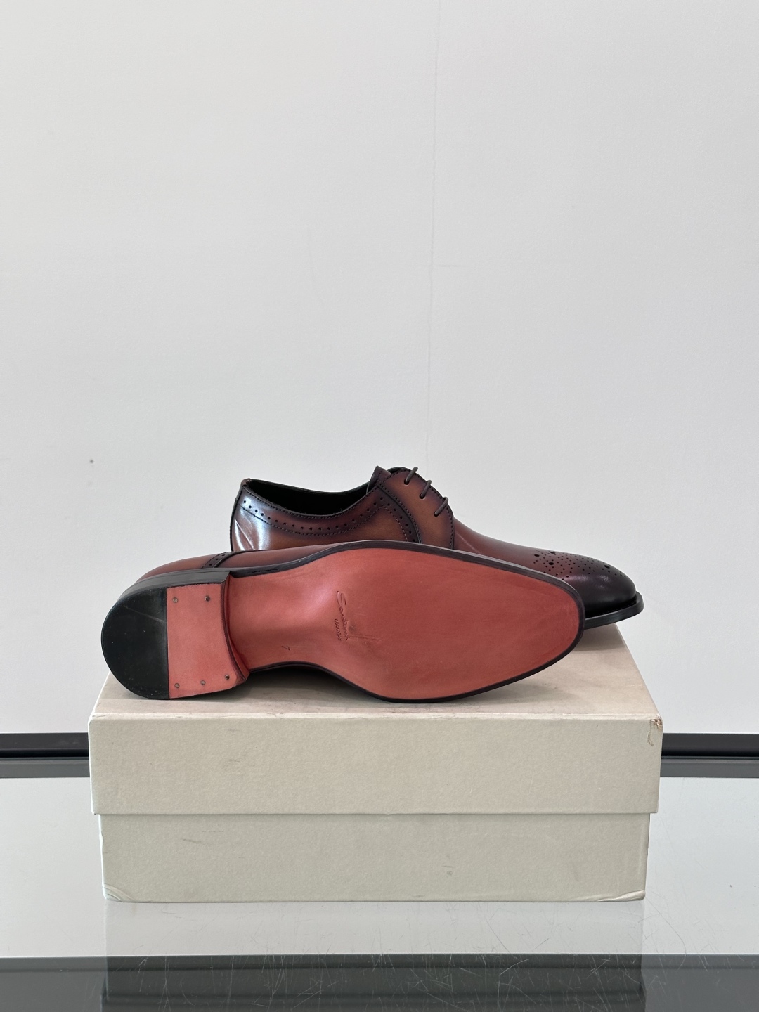 Santoni/圣东尼 意大利男士手工小牛皮真皮大底正装皮鞋，这个意大利纯手工鞋履品牌的每一双鞋设计简洁