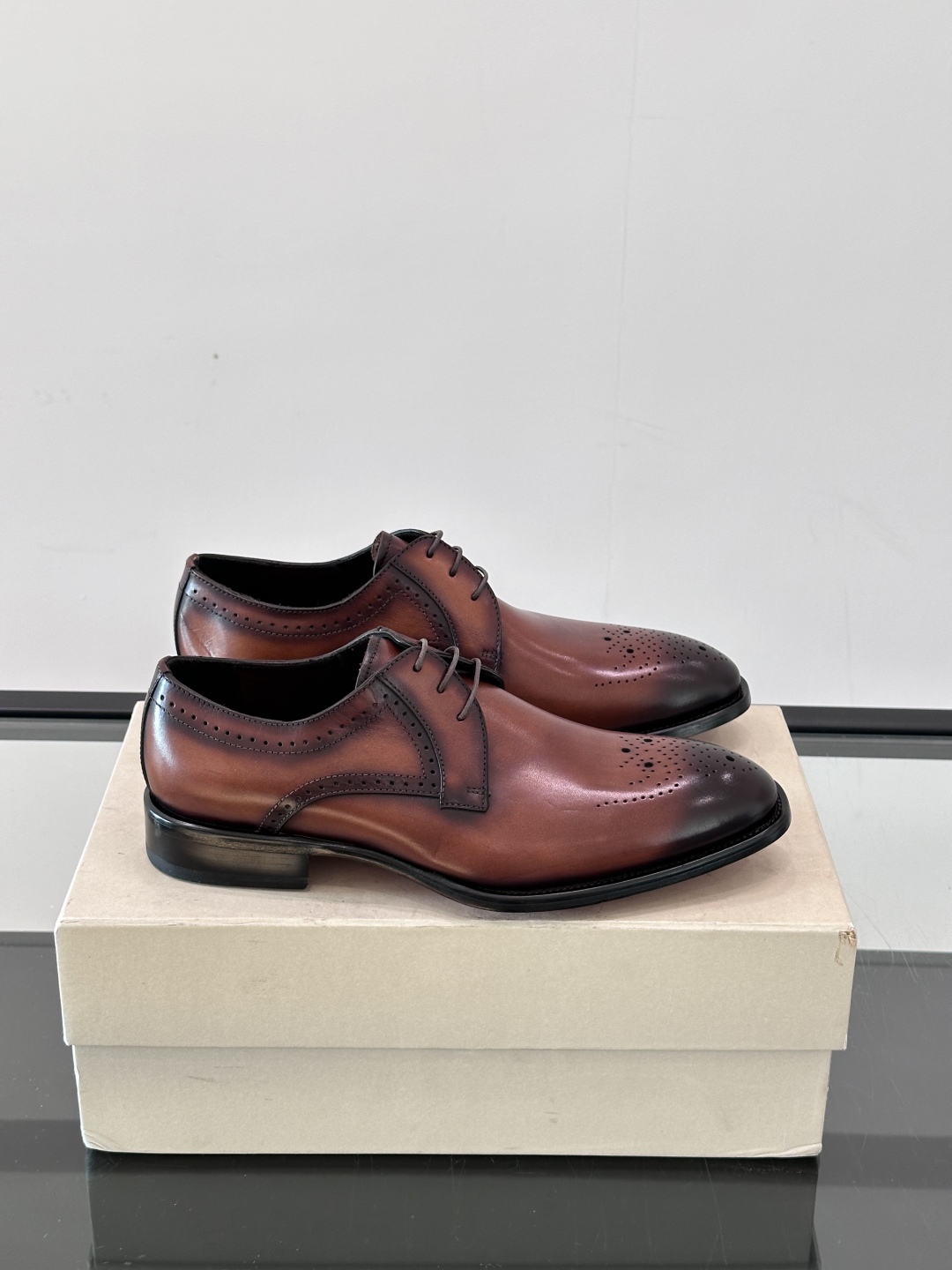 Santoni/圣东尼 意大利男士手工小牛皮真皮大底正装皮鞋，这个意大利纯手工鞋履品牌的每一双鞋设计简洁