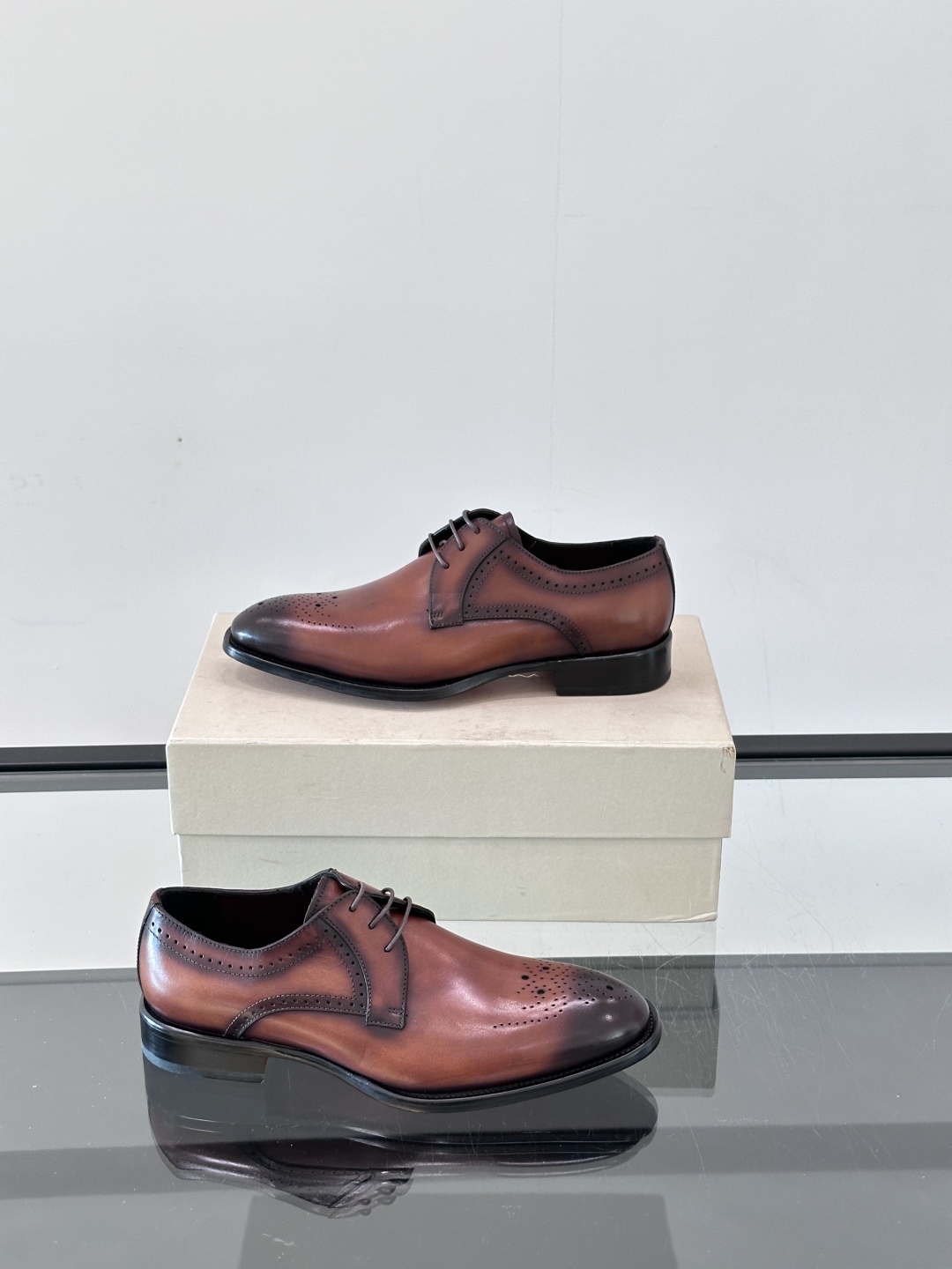 Santoni/圣东尼 意大利男士手工小牛皮真皮大底正装皮鞋，这个意大利纯手工鞋履品牌的每一双鞋设计简洁