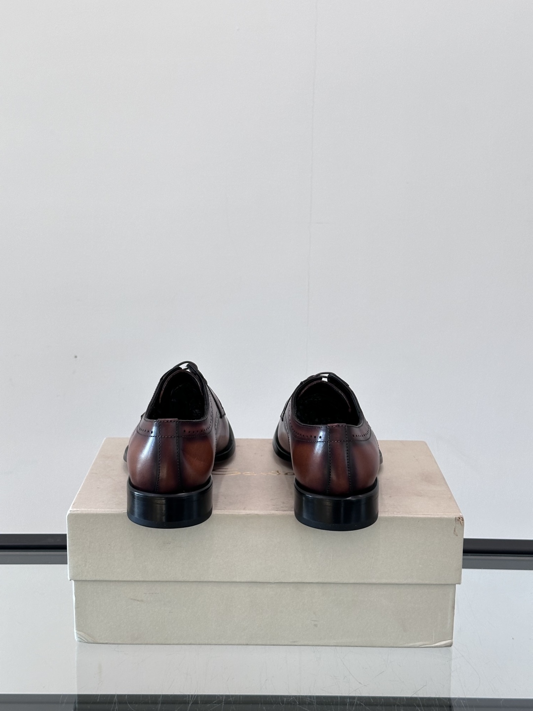 Santoni/圣东尼 意大利男士手工小牛皮真皮大底正装皮鞋，这个意大利纯手工鞋履品牌的每一双鞋设计简洁