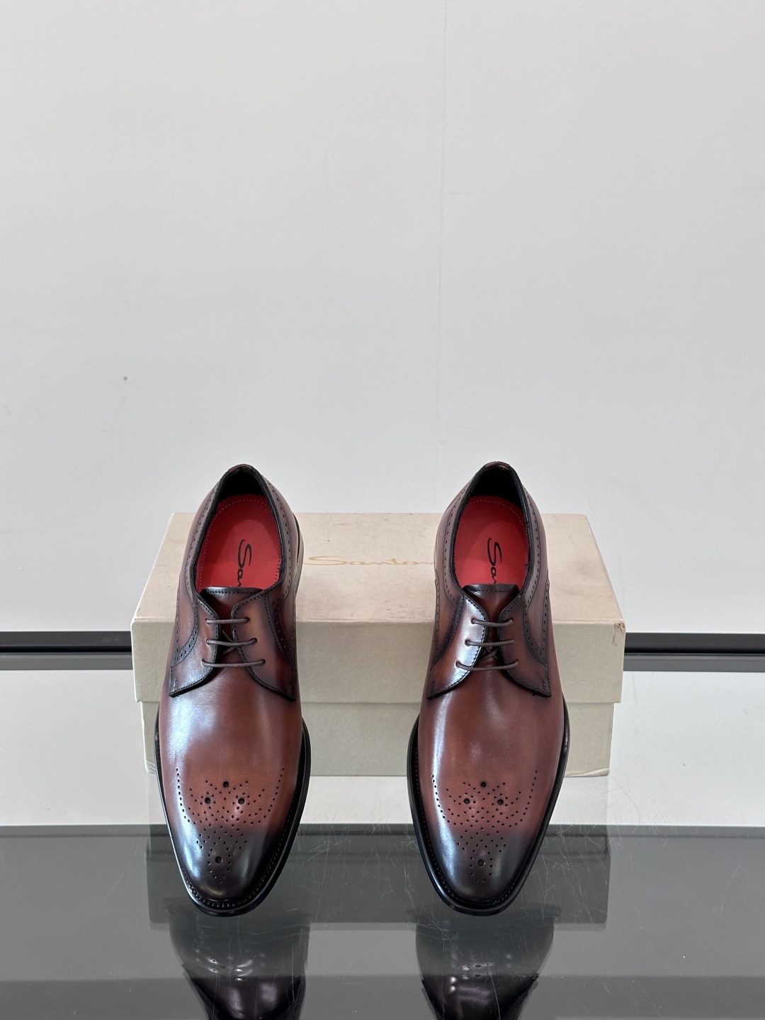 Santoni/圣东尼 意大利男士手工小牛皮真皮大底正装皮鞋，这个意大利纯手工鞋履品牌的每一双鞋设计简洁