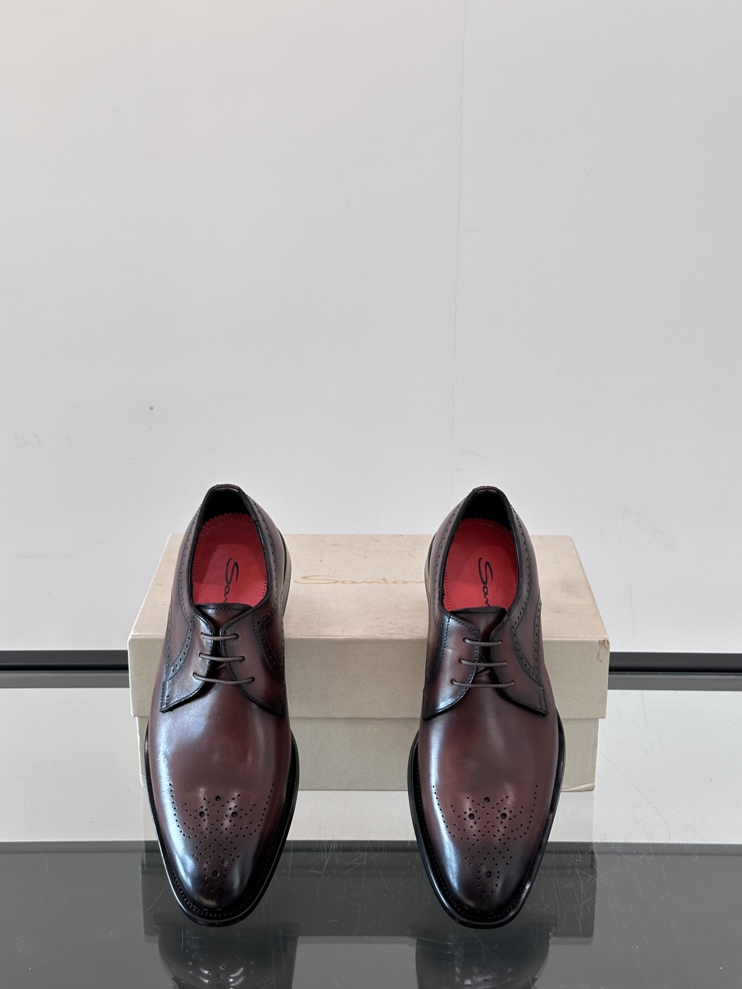Santoni/圣东尼 意大利男士手工小牛皮真皮大底正装皮鞋，这个意大利纯手工鞋履品牌的每一双鞋设计简洁