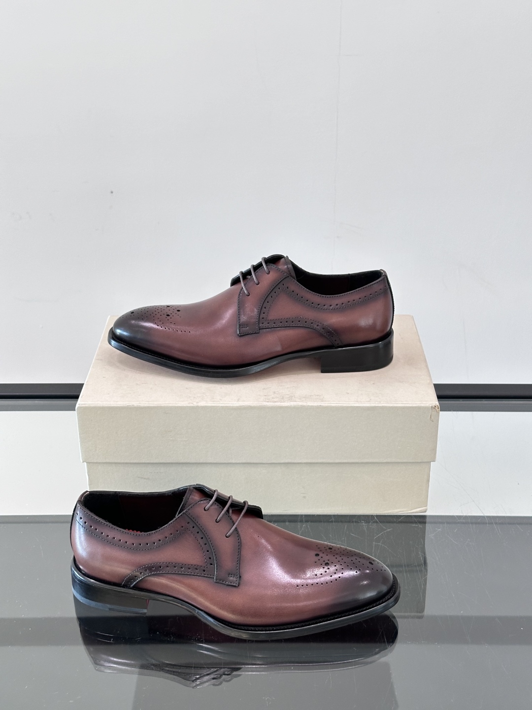 Santoni/圣东尼 意大利男士手工小牛皮真皮大底正装皮鞋，这个意大利纯手工鞋履品牌的每一双鞋设计简洁