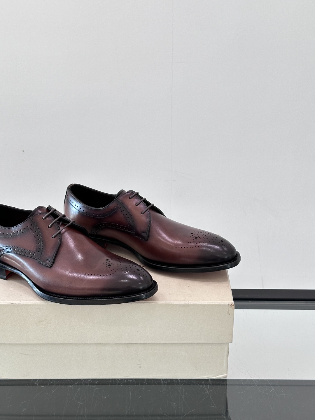 Santoni/圣东尼 意大利男士手工小牛皮真皮大底正装皮鞋，这个意大利纯手工鞋履品牌的每一双鞋设计简洁