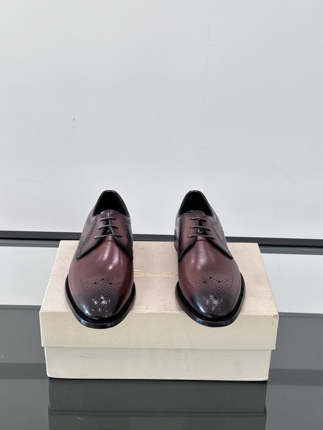 Santoni/圣东尼 意大利男士手工小牛皮真皮大底正装皮鞋，这个意大利纯手工鞋履品牌的每一双鞋设计简洁
