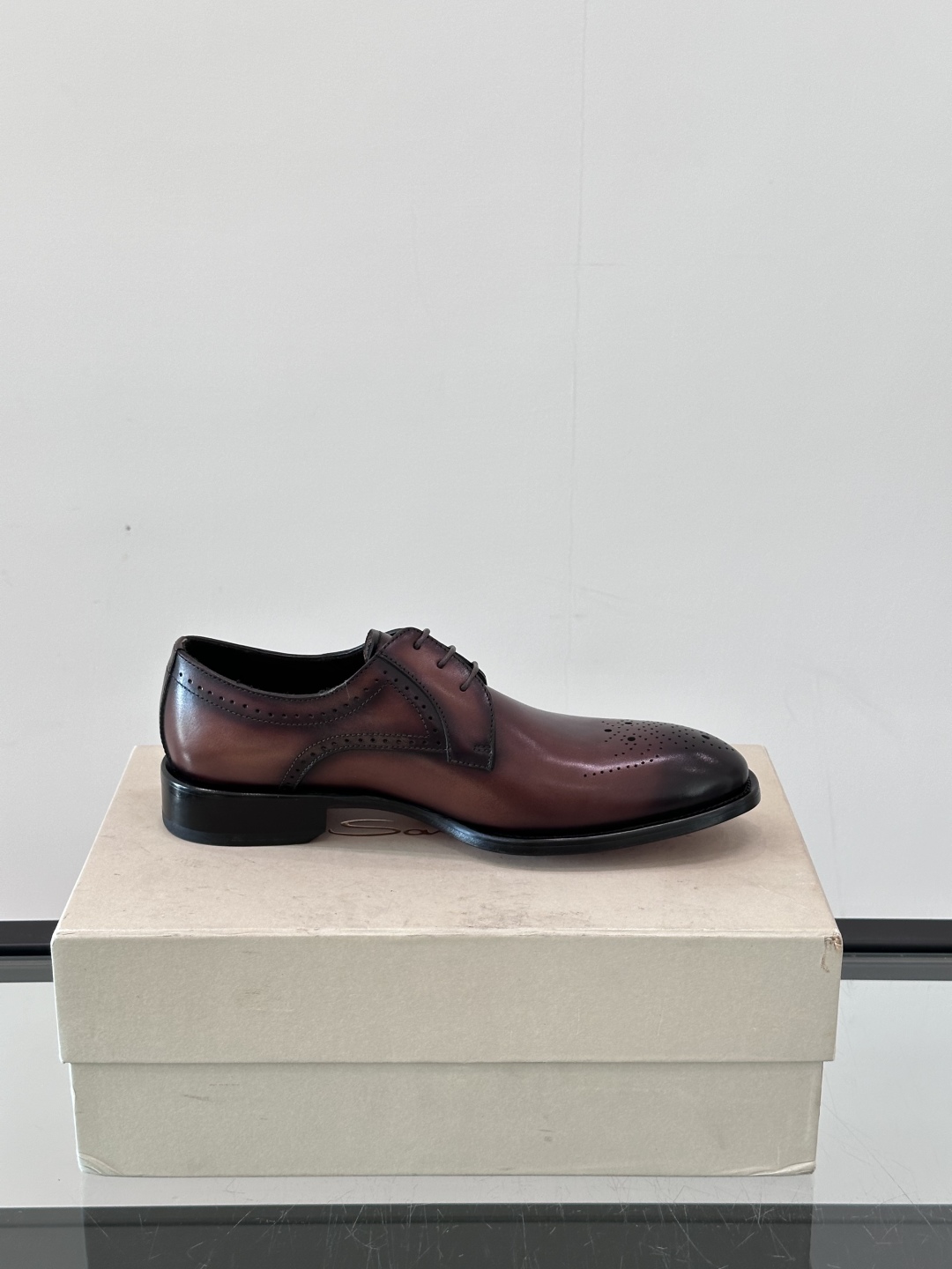 Santoni/圣东尼 意大利男士手工小牛皮真皮大底正装皮鞋，这个意大利纯手工鞋履品牌的每一双鞋设计简洁