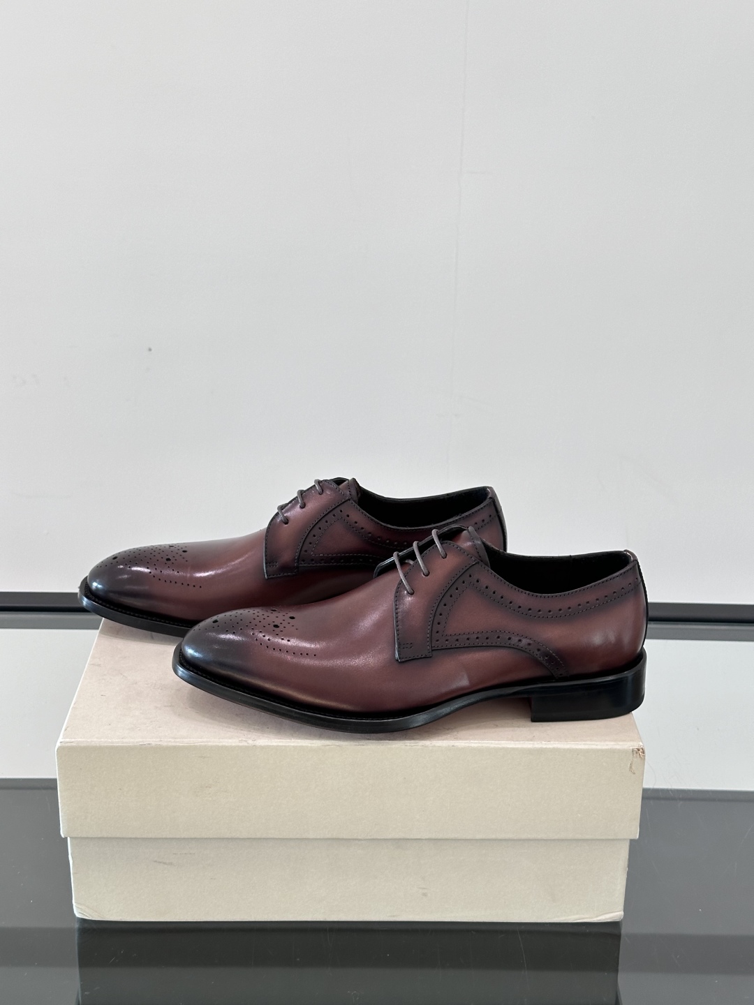 Santoni/圣东尼 意大利男士手工小牛皮真皮大底正装皮鞋，这个意大利纯手工鞋履品牌的每一双鞋设计简洁