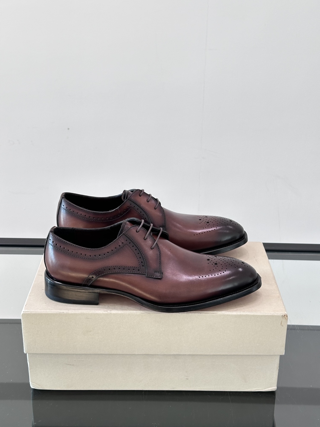 Santoni/圣东尼 意大利男士手工小牛皮真皮大底正装皮鞋，这个意大利纯手工鞋履品牌的每一双鞋设计简洁