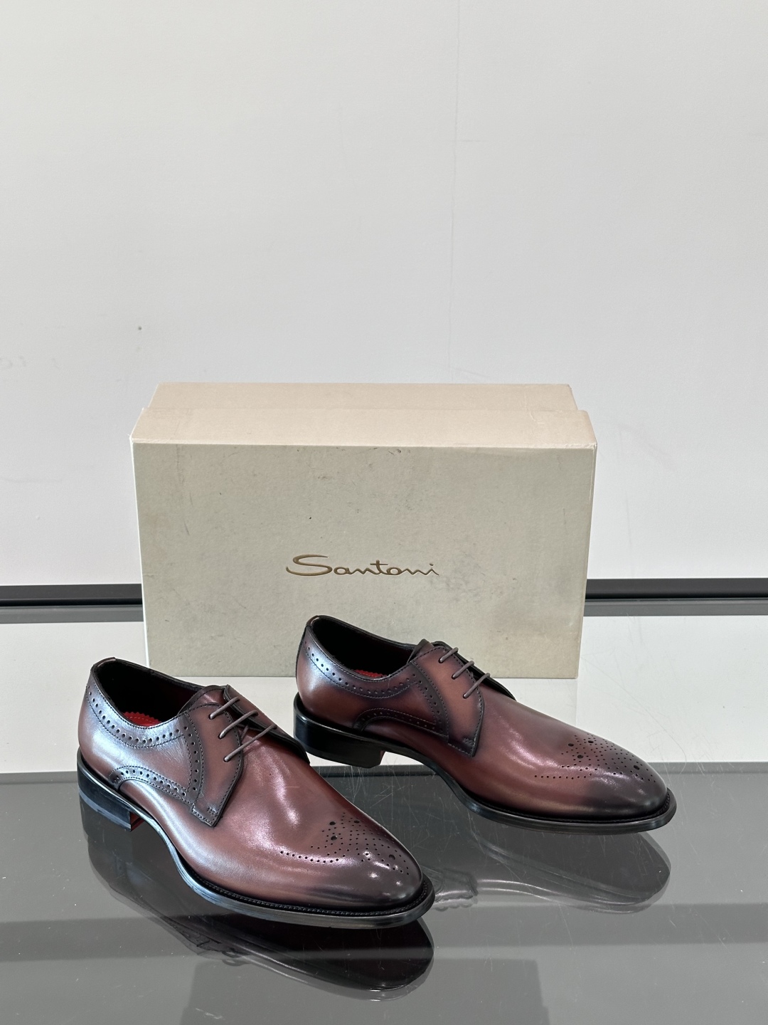 Santoni/圣东尼 意大利男士手工小牛皮真皮大底正装皮鞋，这个意大利纯手工鞋履品牌的每一双鞋设计简洁