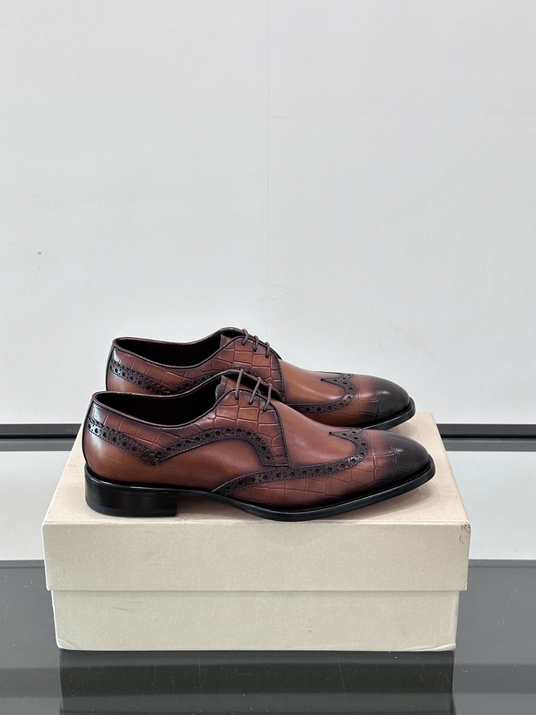 Santoni/圣东尼 意大利男士手工小牛皮真皮大底正装皮鞋，这个意大利纯手工鞋履品牌的每一双鞋设计简洁
