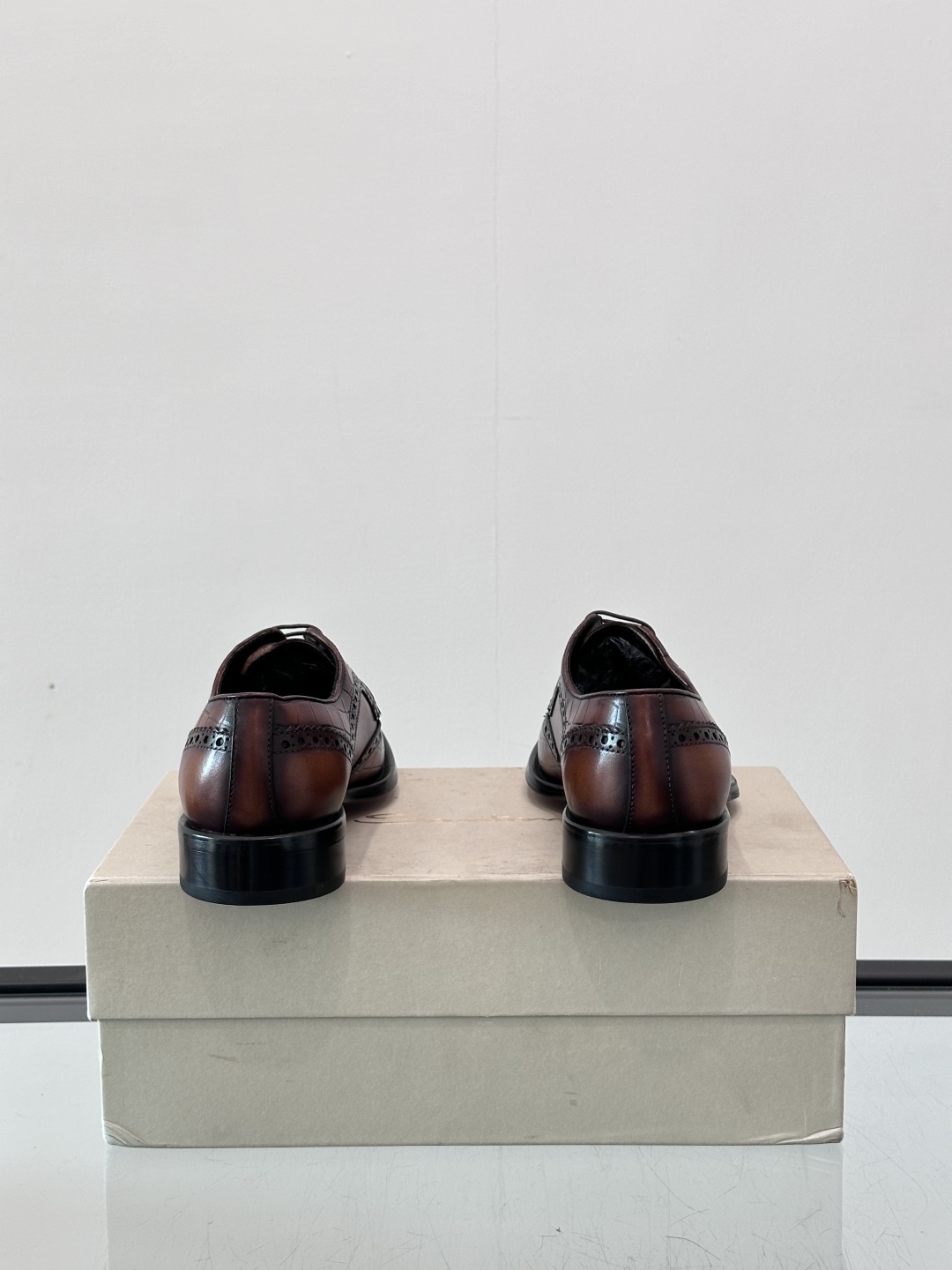 Santoni/圣东尼 意大利男士手工小牛皮真皮大底正装皮鞋，这个意大利纯手工鞋履品牌的每一双鞋设计简洁