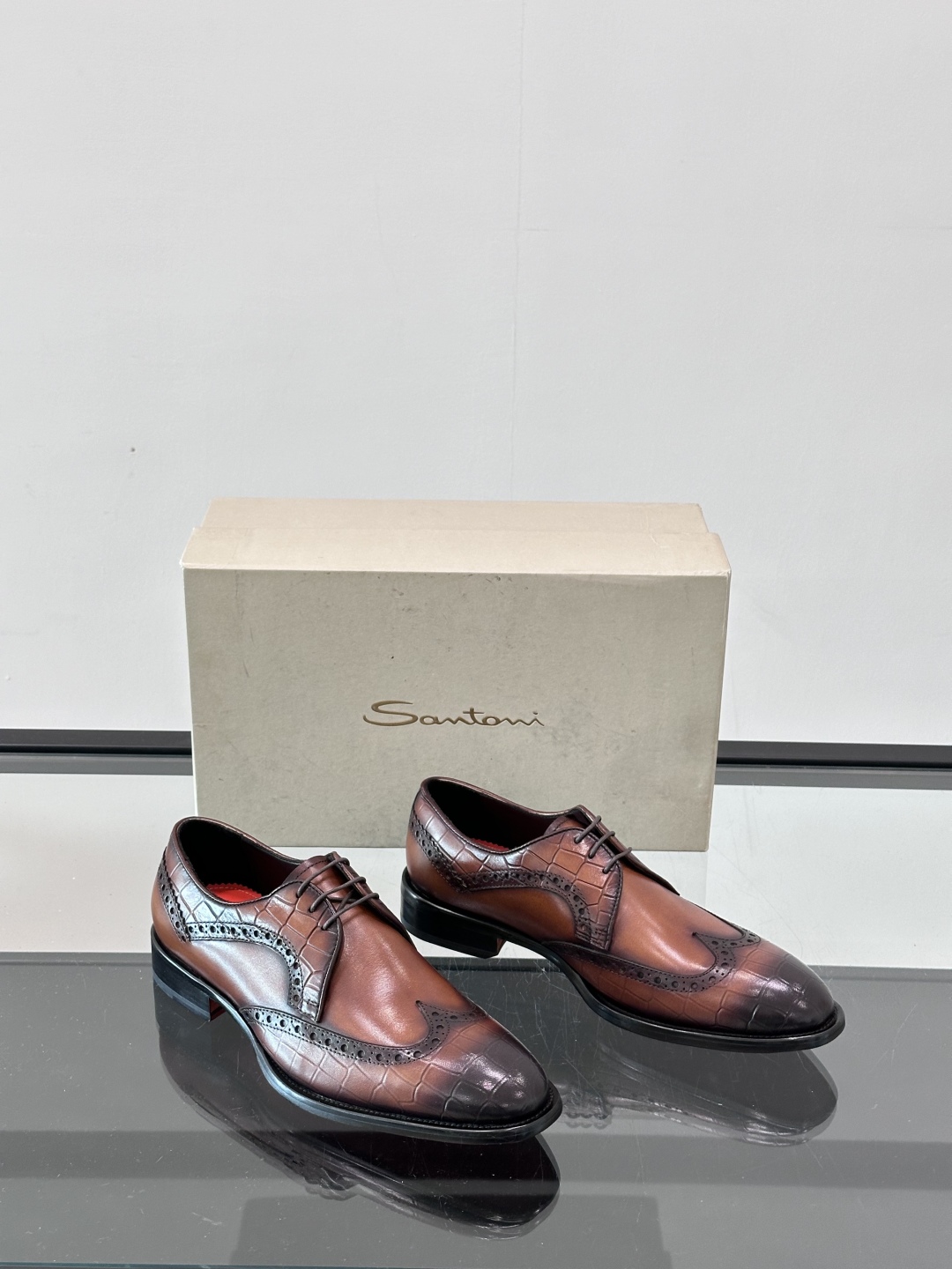 Santoni/圣东尼 意大利男士手工小牛皮真皮大底正装皮鞋，这个意大利纯手工鞋履品牌的每一双鞋设计简洁