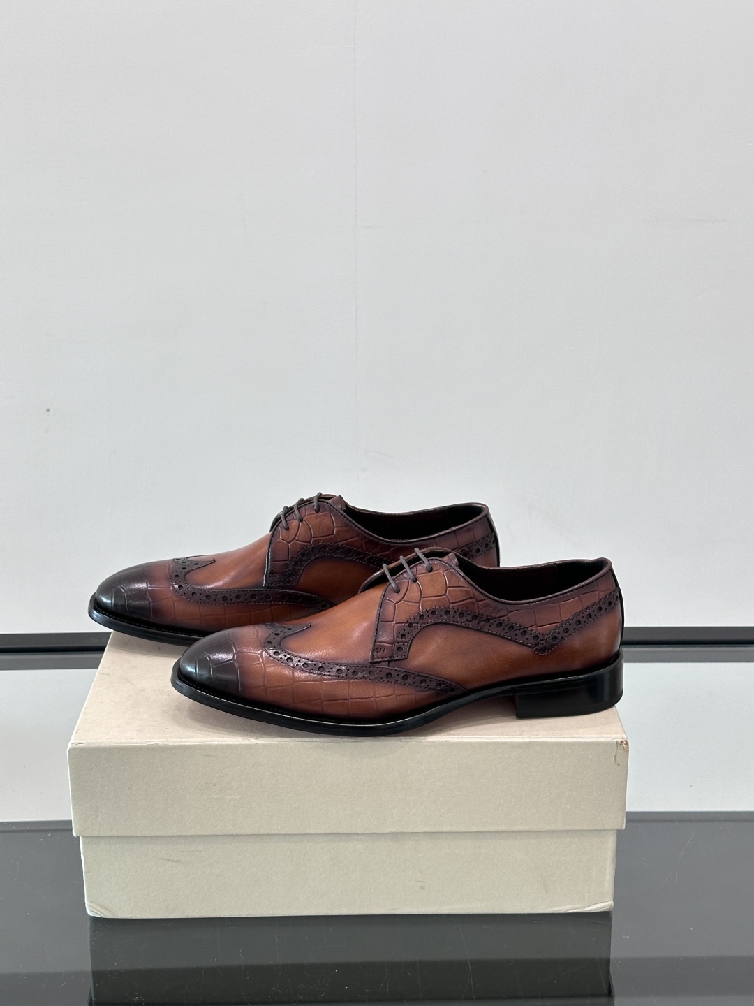 Santoni/圣东尼 意大利男士手工小牛皮真皮大底正装皮鞋，这个意大利纯手工鞋履品牌的每一双鞋设计简洁