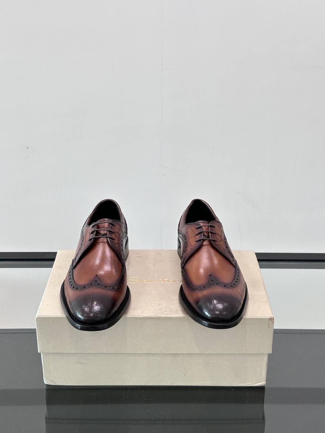 Santoni/圣东尼 意大利男士手工小牛皮真皮大底正装皮鞋，这个意大利纯手工鞋履品牌的每一双鞋设计简洁