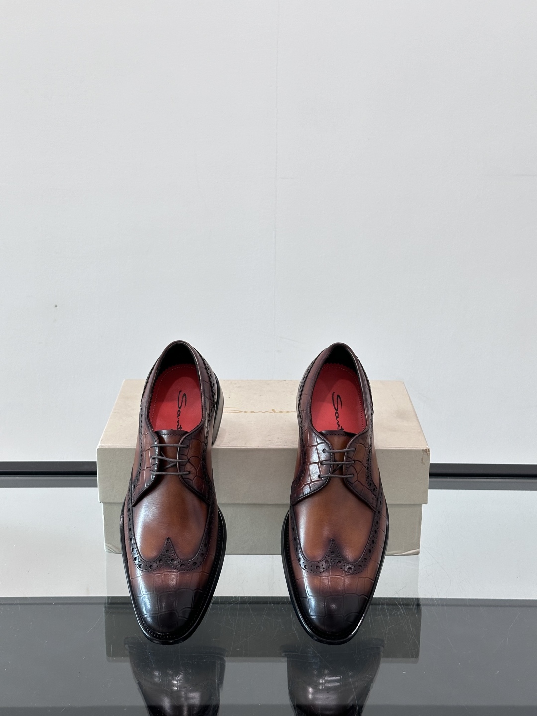 Santoni/圣东尼 意大利男士手工小牛皮真皮大底正装皮鞋，这个意大利纯手工鞋履品牌的每一双鞋设计简洁