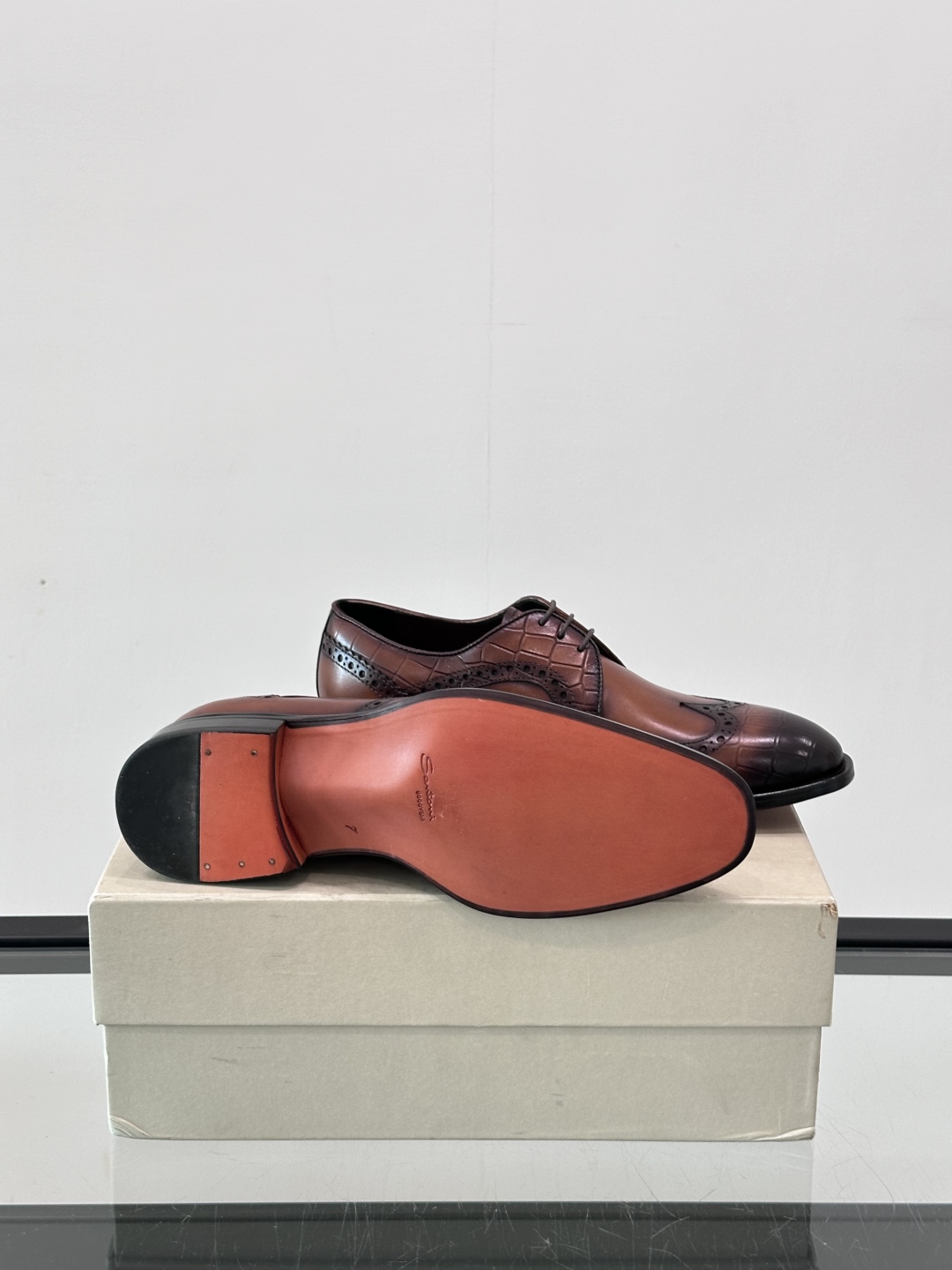 Santoni/圣东尼 意大利男士手工小牛皮真皮大底正装皮鞋，这个意大利纯手工鞋履品牌的每一双鞋设计简洁