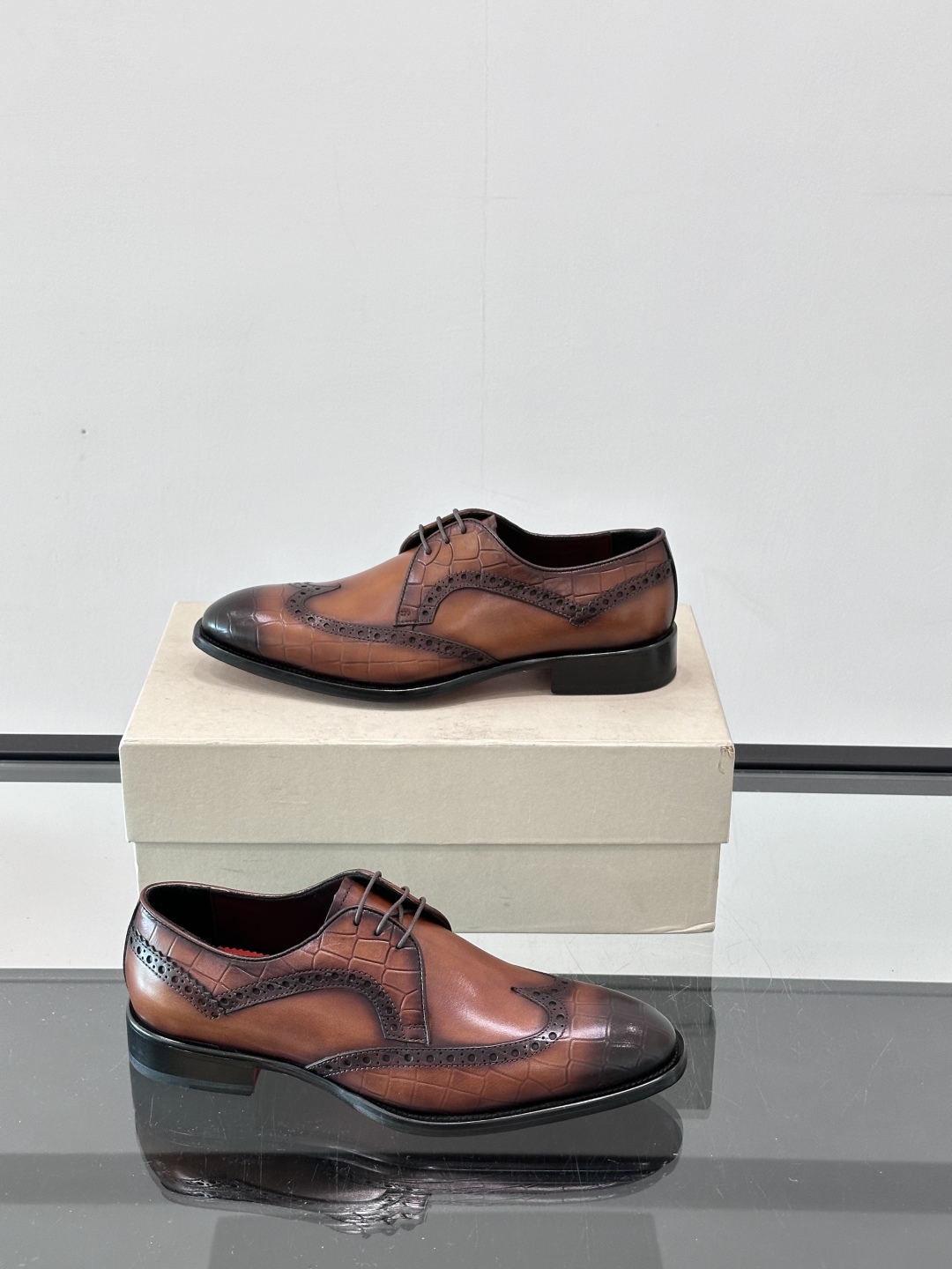 Santoni/圣东尼 意大利男士手工小牛皮真皮大底正装皮鞋，这个意大利纯手工鞋履品牌的每一双鞋设计简洁