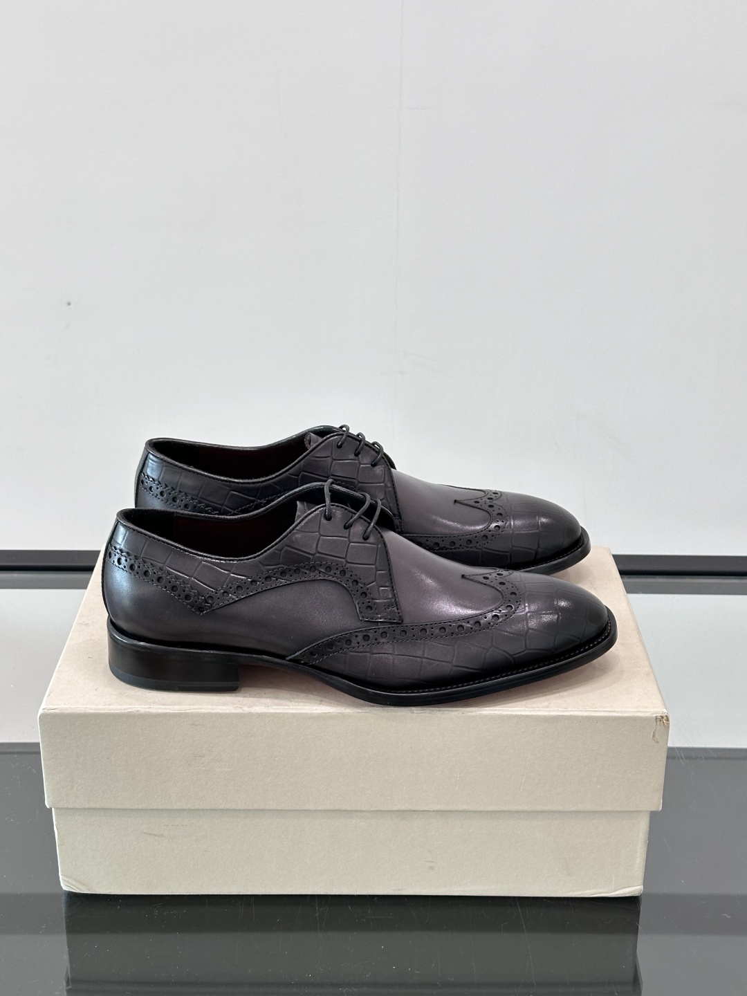Santoni/圣东尼 意大利男士手工小牛皮真皮大底正装皮鞋，这个意大利纯手工鞋履品牌的每一双鞋设计简洁