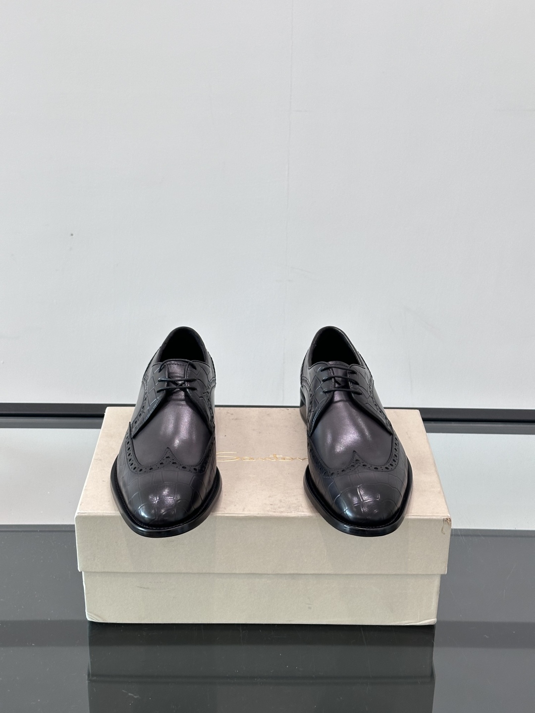 Santoni/圣东尼 意大利男士手工小牛皮真皮大底正装皮鞋，这个意大利纯手工鞋履品牌的每一双鞋设计简洁